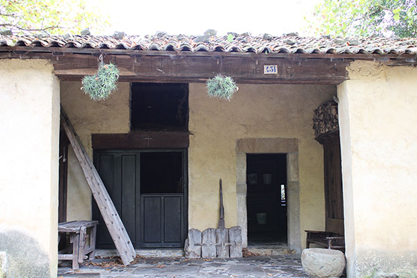 Entrada a la casa de campesinos del museo del pueblo de Asturias en Gijón