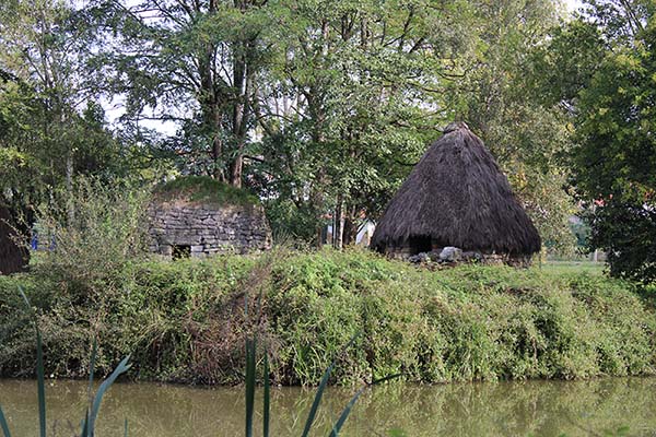 Zona de la charca, con los corros y chozos, en el museo del pueblo de Asturias en Gijón