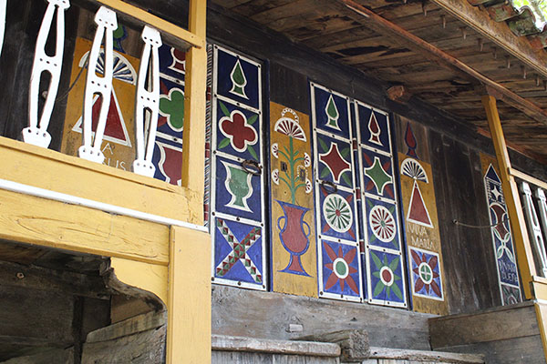 Motivos de decoración en una panera en el museo del pueblo de Asturias en Gijón