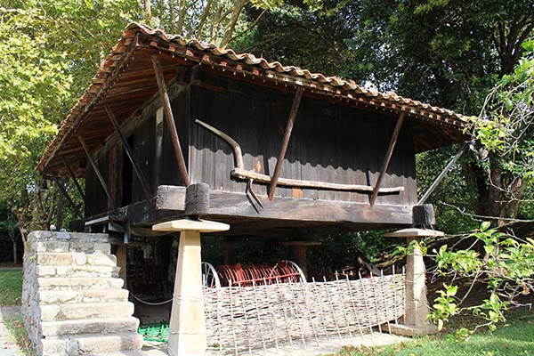 Hórreo en el museo del pueblo de Asturias en Gijón