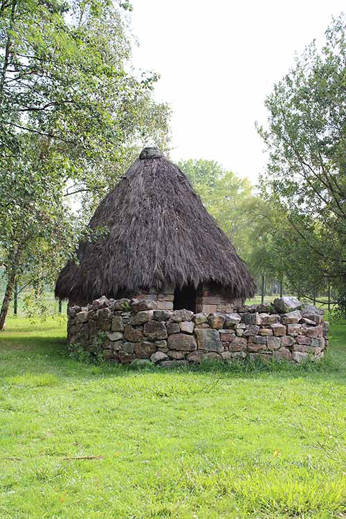 Zona de la charca, con los corros y chozos, en el museo del pueblo de Asturias en Gijón