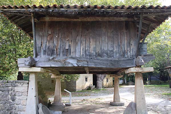 Hórreo en el museo del pueblo de Asturias en Gijón