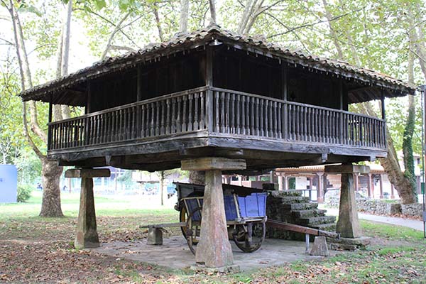 Hórreo en el museo del pueblo de Asturias en Gijón