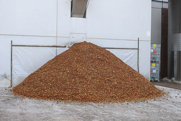 Montaña de residuo (magaya) procedente del mayado de la manzana