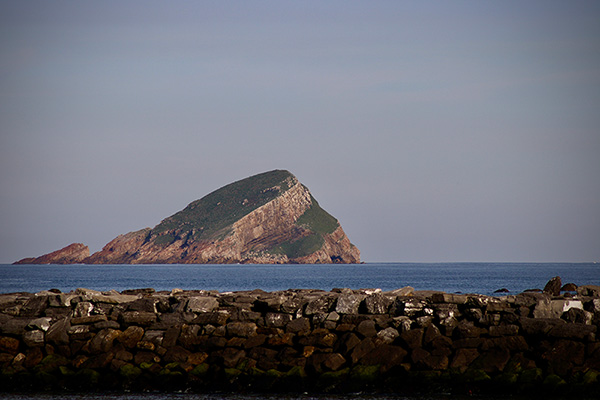 Isla de la Deva vista desde el espigón de San Esteban de Pravia