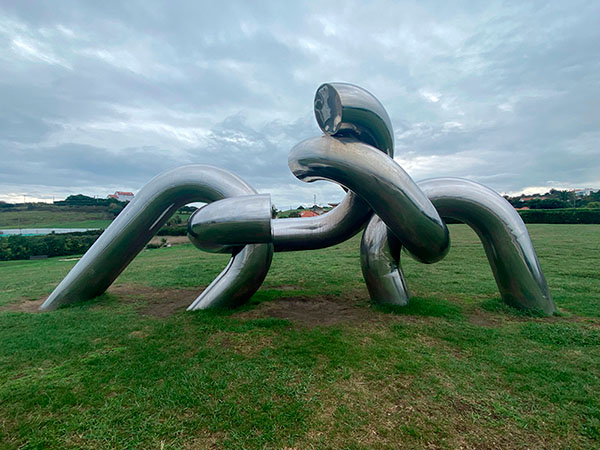 Escultura solidaridad en Gijón