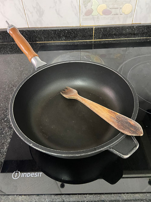Sartén o cazo para el relleno para potarros rellenos en tinta