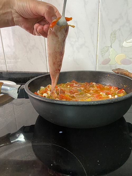 Rellenado de potarros para guisar en su tinta
