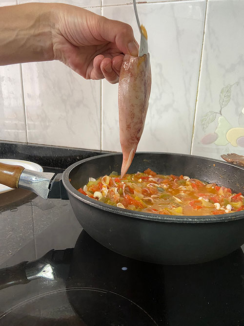 Rellenado de potarros para guisar en su tinta