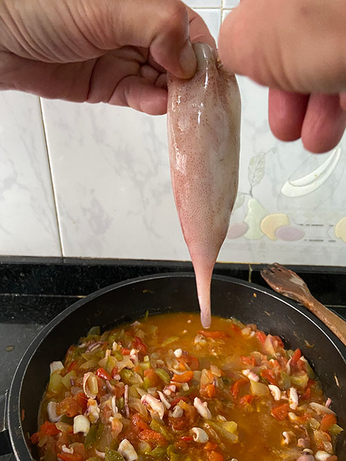 Rellenado de potarros para guisar en su tinta