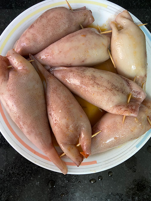 Rellenado de potarros para guisar en su tinta
