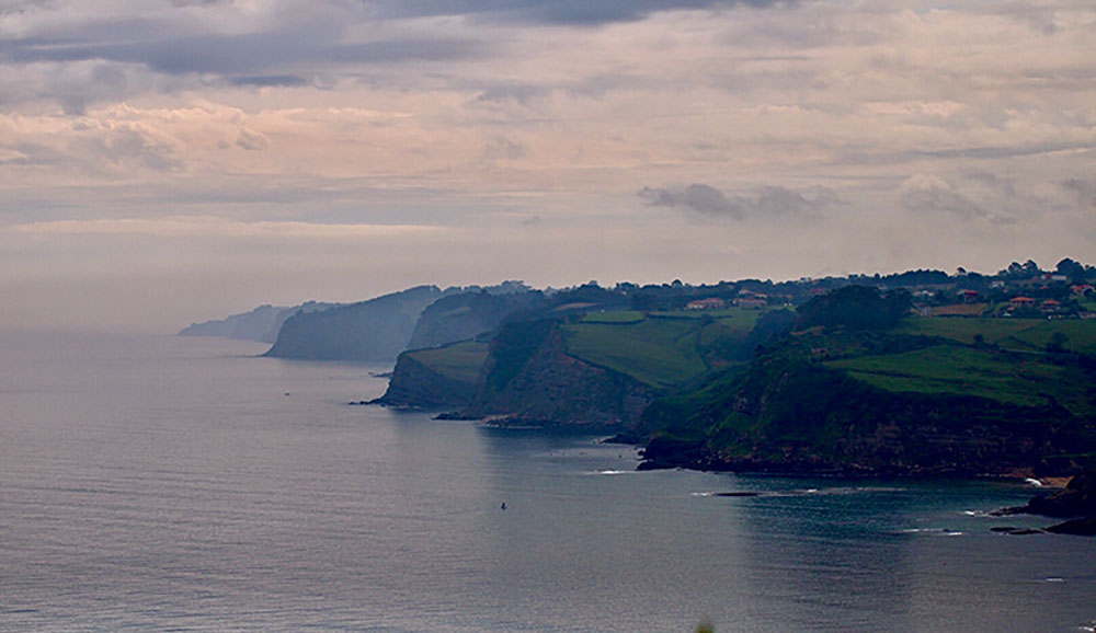 Vista de la costa centro oriental de Asturias desde la colina del Cuervo en Gijón