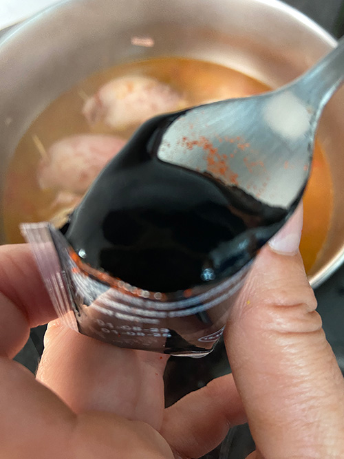 añadiendo la tinta a los potarros