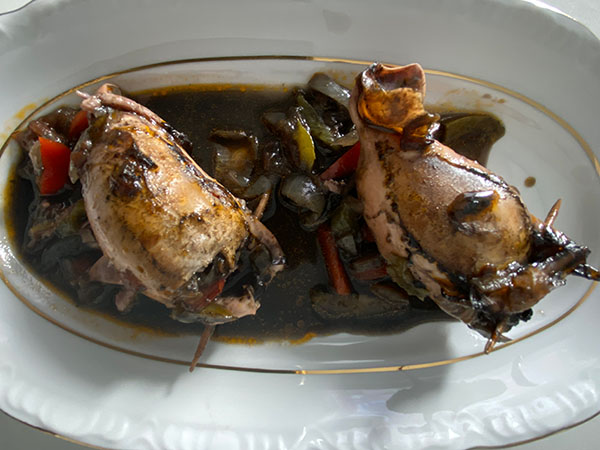 Potarros rellenos en tinta listos para degustar