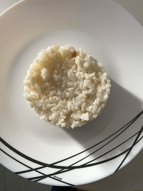 Arroz blanco para comer con potarros rellenos en tinta