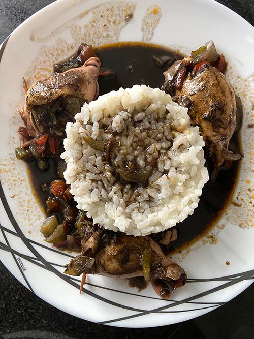 Potarros rellenos en tinta con arroz blanco listos para degustar