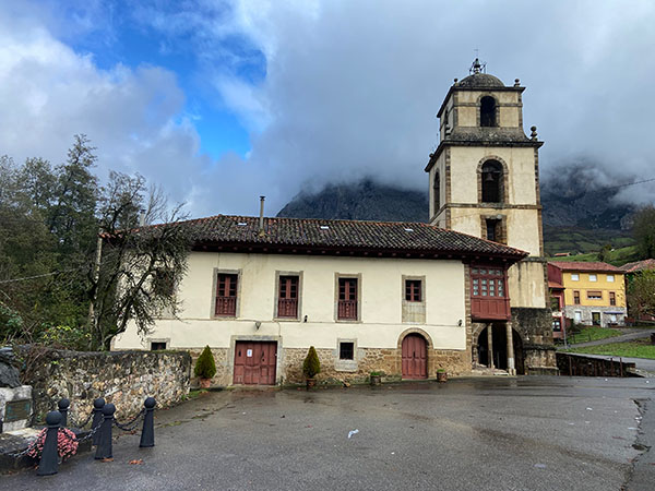Vista lateral de la colegiata de Teverga
