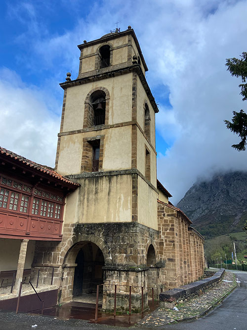 Torre de la colegiata de Teverga