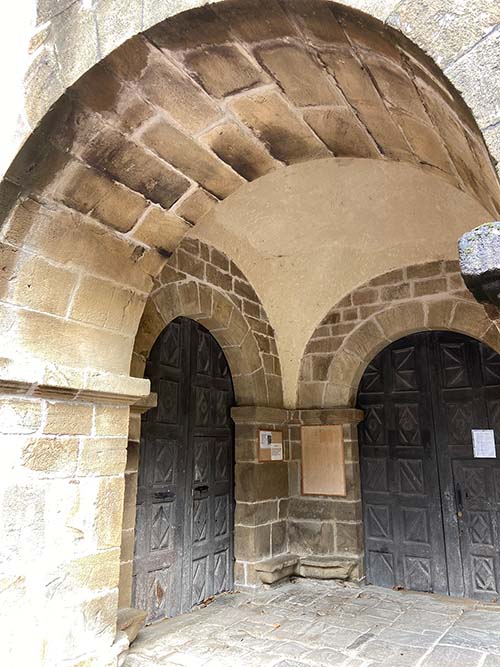 Pórticos de entrada a la colegiata y al claustro de la colegiata de Teverga