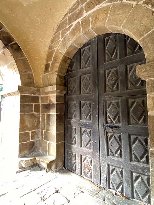 Pórtico de entrada a la colegiata de Teverga