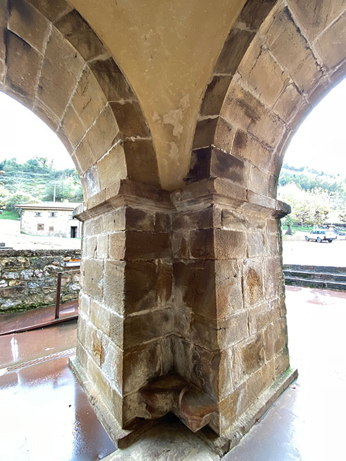 Losa metálica que oculta los enterramientos en el entorno de la torre de la colegiata de Teverga
