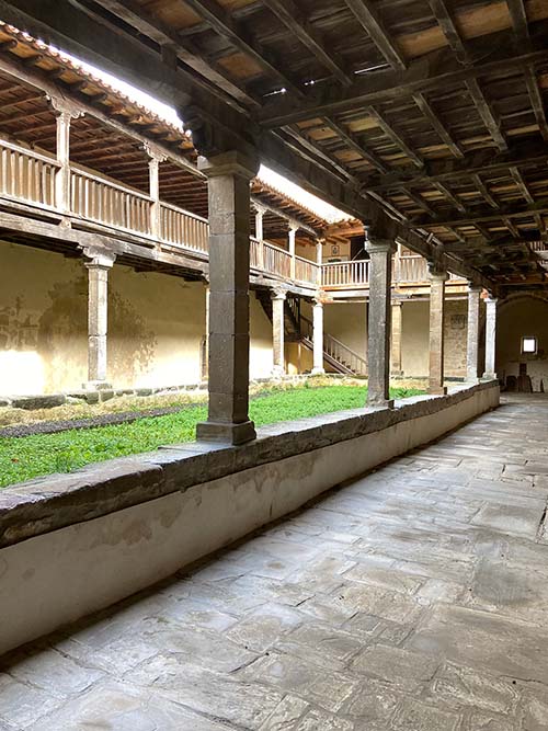 Claustro de la colegiata de Teverga