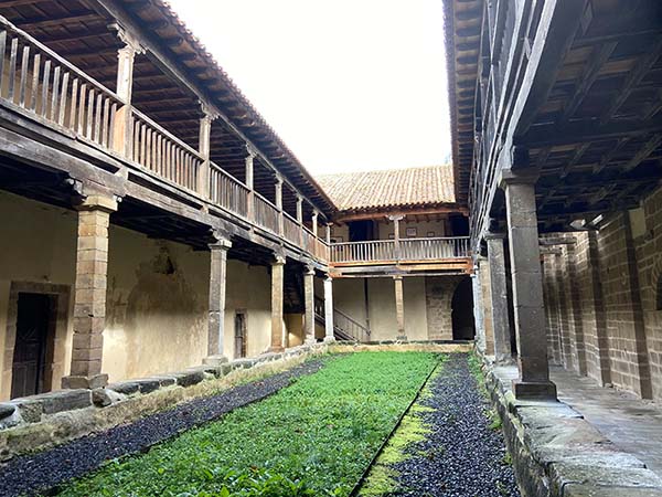 Claustro de la colegiata de Teverga