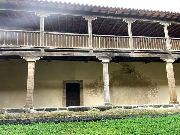 Claustro de la colegiata de Teverga