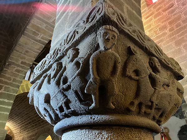 Imágenes talladas en los capiteles en el interior de la colegiata de Teverga