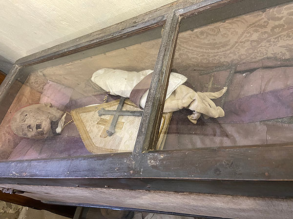 Momia de Pedro Analso de Miranda en la colegiata de Teverga