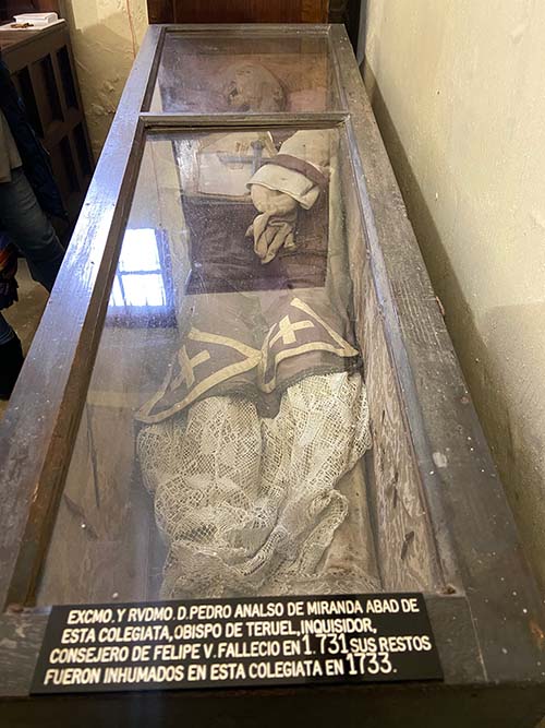 Momia de Pedro Analso de Miranda en la colegiata de Teverga