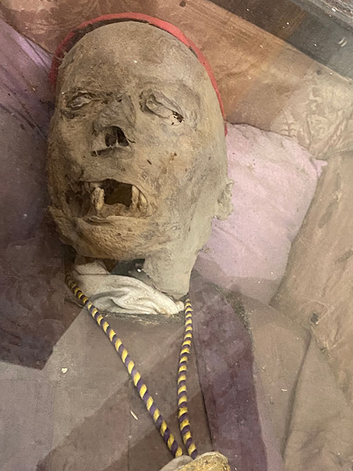 Momia de Pedro Analso de Miranda en la colegiata de Teverga