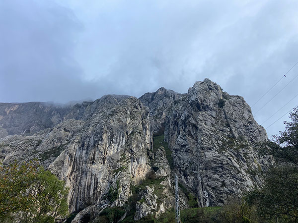 Enorme macizo de caliza es Peña Sobia