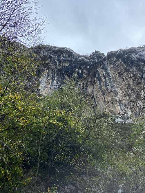 Enorme macizo de caliza es Peña Sobia en Teverga