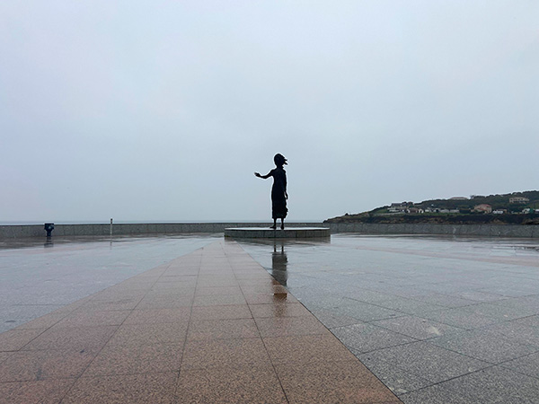 Estatua de la madre del emigrante en Gijón
