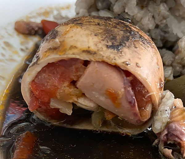 Potarros rellenos en tinta con arroz blanco listos para degustar