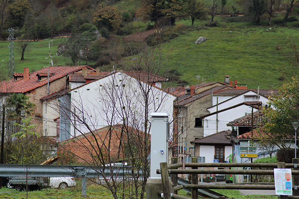Vista de La Plaza-Teverga desde el entorno de la colegiata