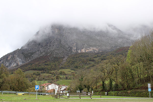 Peña Sobia o sierra Sobia, con niebla, vista desde La Plaza en Teverga