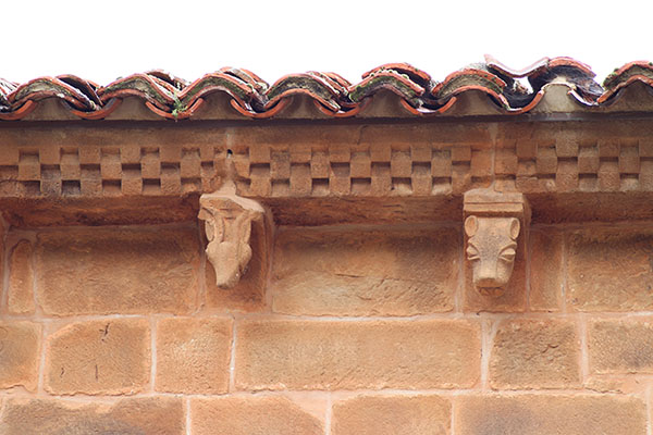 Relieves zoomórficos en el exterior de la colegiata de Teverga