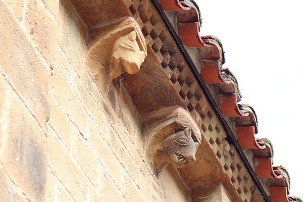 Relieves zoomórficos en el exterior de la colegiata de Teverga