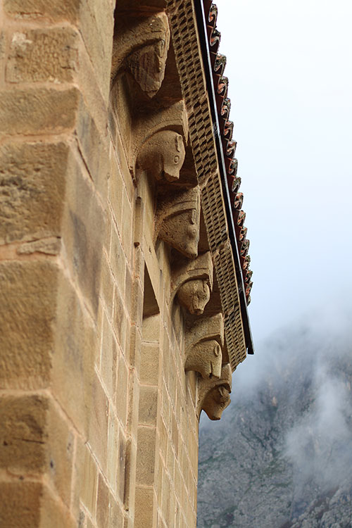 Relieves zoomórficos en el exterior de la colegiata de Teverga