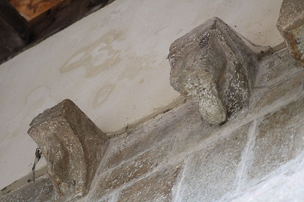 Relieves zoomórficos en el exterior de la colegiata de Teverga