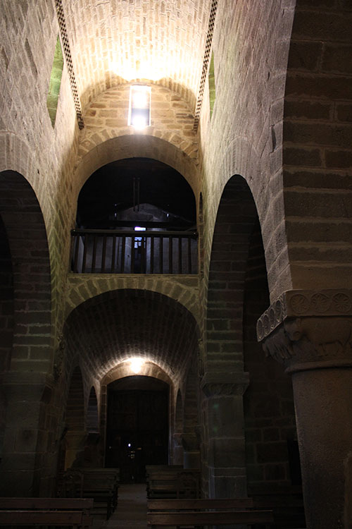 Interior de la colegiata de Teverga