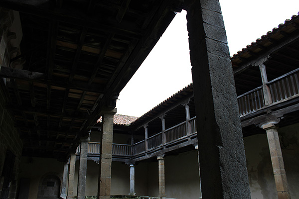 Claustro de la colegiata de Teverga