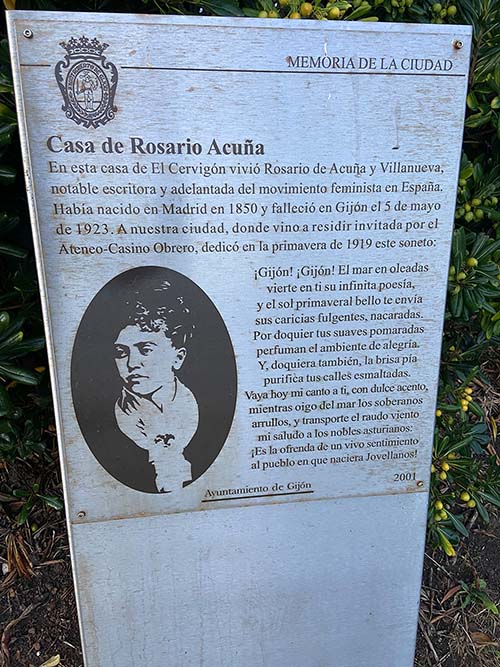 Placa en memoria de Rosario Acuña en la senda litoral en Gijón