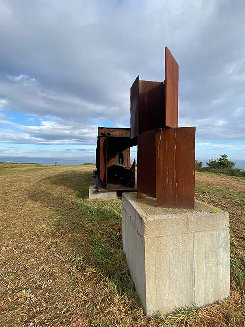 Escultura existente en la pequeña área recreativa Joaquín Rubio Camín, obra del artista y titulada Castillo de Salas