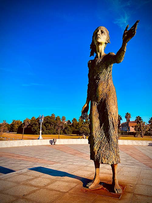 Estatua de la madre del emigrante en Gijón