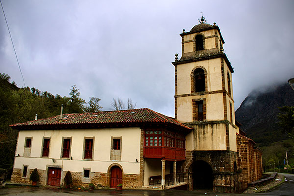 Vista frontal de la colegiata de San Pedro de Teverga en Asturias
