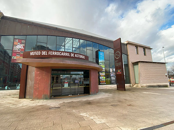 Entrada al museo del ferrocarril en Gijón