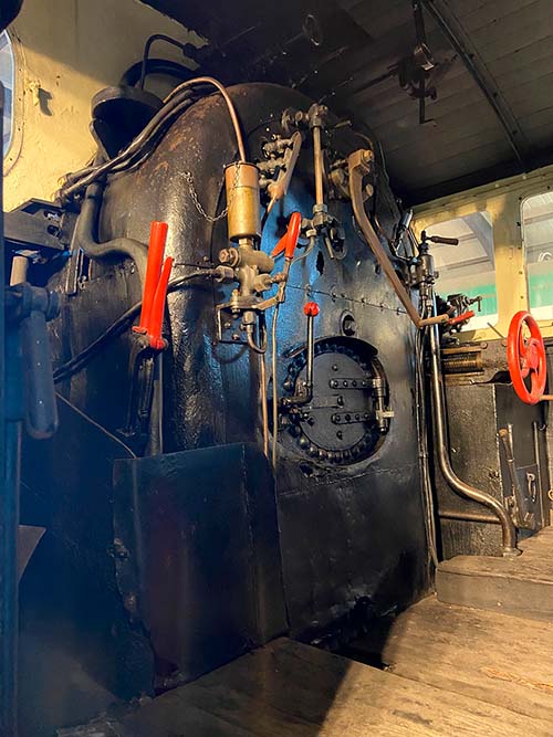Interior o cabina de una locomotora de vapor alimentada por carbón en el museo del ferrocarril en Gijón